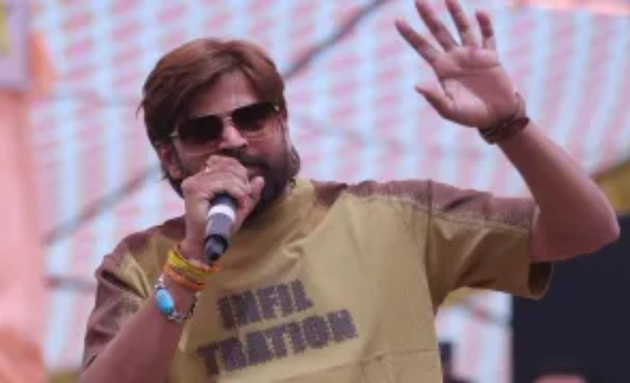 मंच से अभद्र भाषा पर सिंगर मासूम शर्मा फंसे, FIR के बाद मचा हंगामा