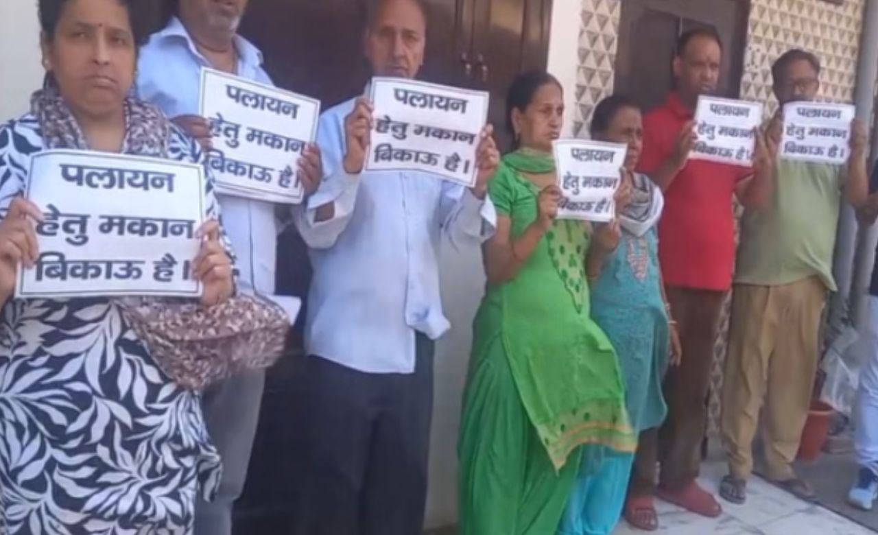 घर बचाने की जंग में उतरे लोग, दीवारों पर लिखी मजबूरी; पढ़ें पूरी खबर