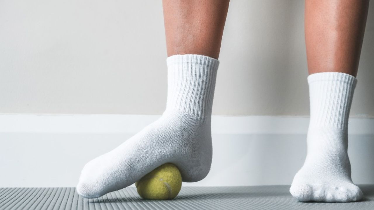 अगर एड़ी का दर्द धीरे-धीरे बढ़ रहा हो और चलने में कठिनाई हो रही हो, तो यह स्ट्रेस फ्रैक्चर का संकेत हो सकता है। यह हड्डी में छोटी-छोटी दरारों के कारण होता है, जो अधिक दबाव या गलत तरीके से चलने-भागने से विकसित होता है। इसमें दर्द लगातार रहता है और समय के साथ और अधिक गंभीर हो सकता है।(फोटो सोर्स- इंटरनेट)