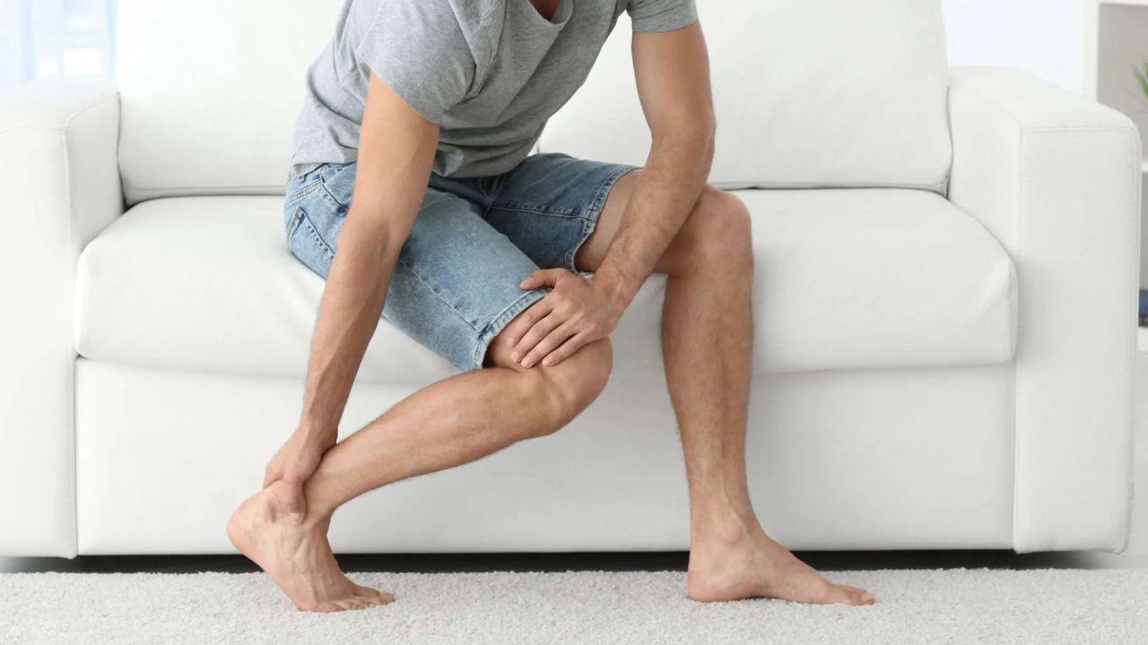 सुबह उठते ही एड़ी में तेज दर्द क्यों होता है? जानें संकेत और इलाज