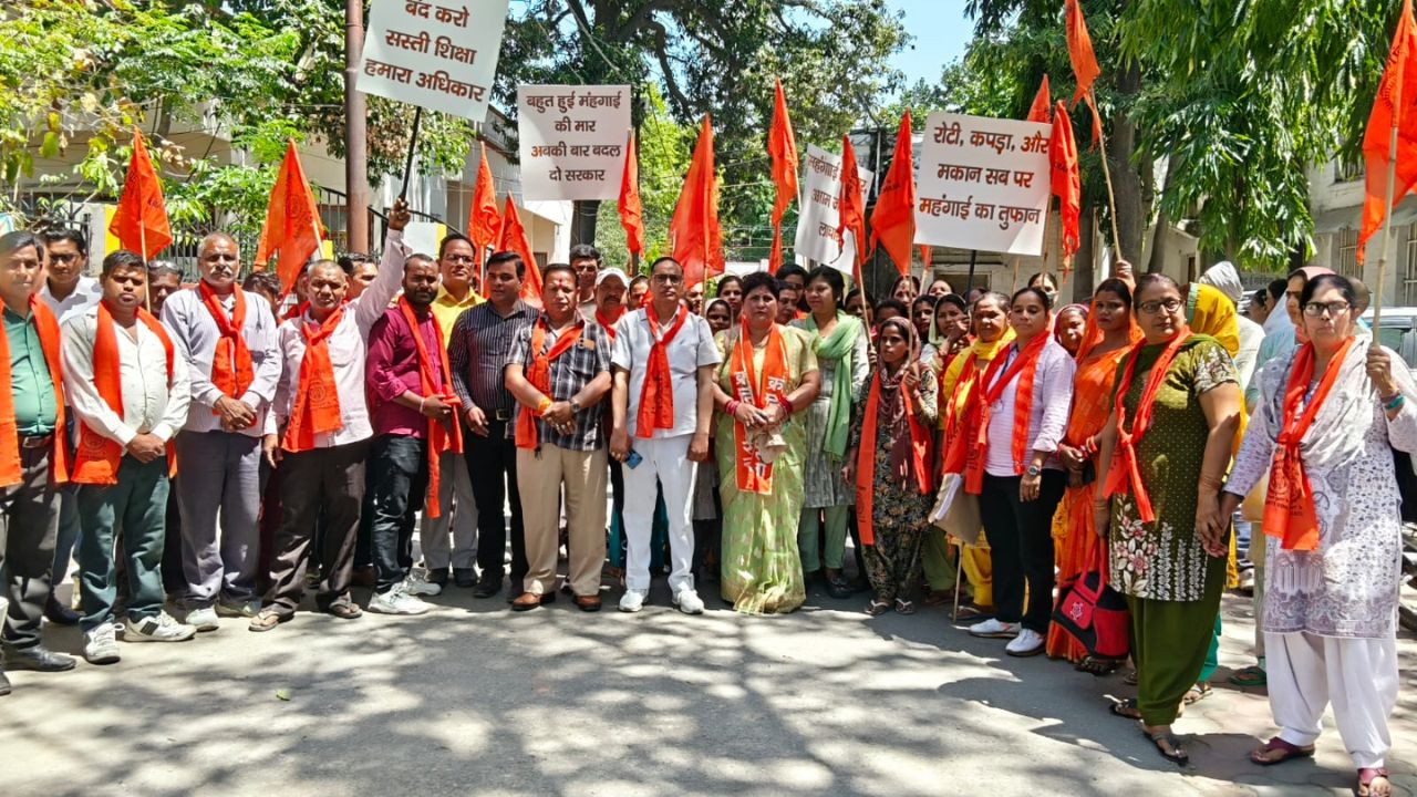 मुजफ्फरनगर: महंगाई के खिलाफ क्रांतिसेना महिला मोर्चा का जोरदार प्रदर्शन! ज्ञापन सौंपा