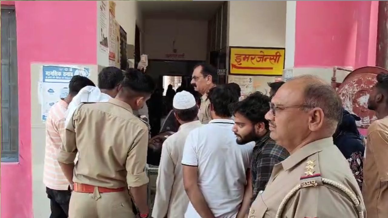 Muzaffarnagar: ट्रांसफॉर्मर मरम्मत में जुटा कर्मी झुलसा, जानें किसकी है लापरवाही