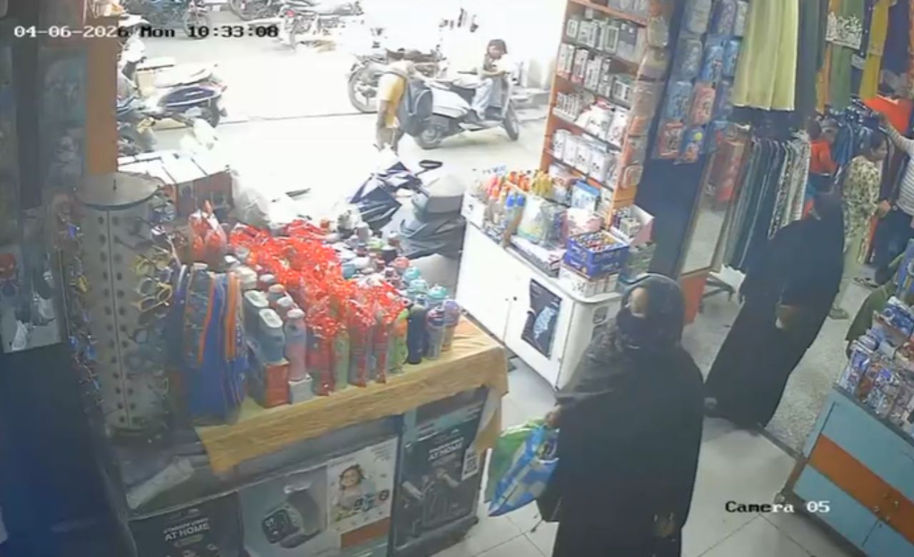 मुजफ्फरनगर में ‘बुर्का गैंग’ का खौफ, CCTV में कैद हुई चोरी