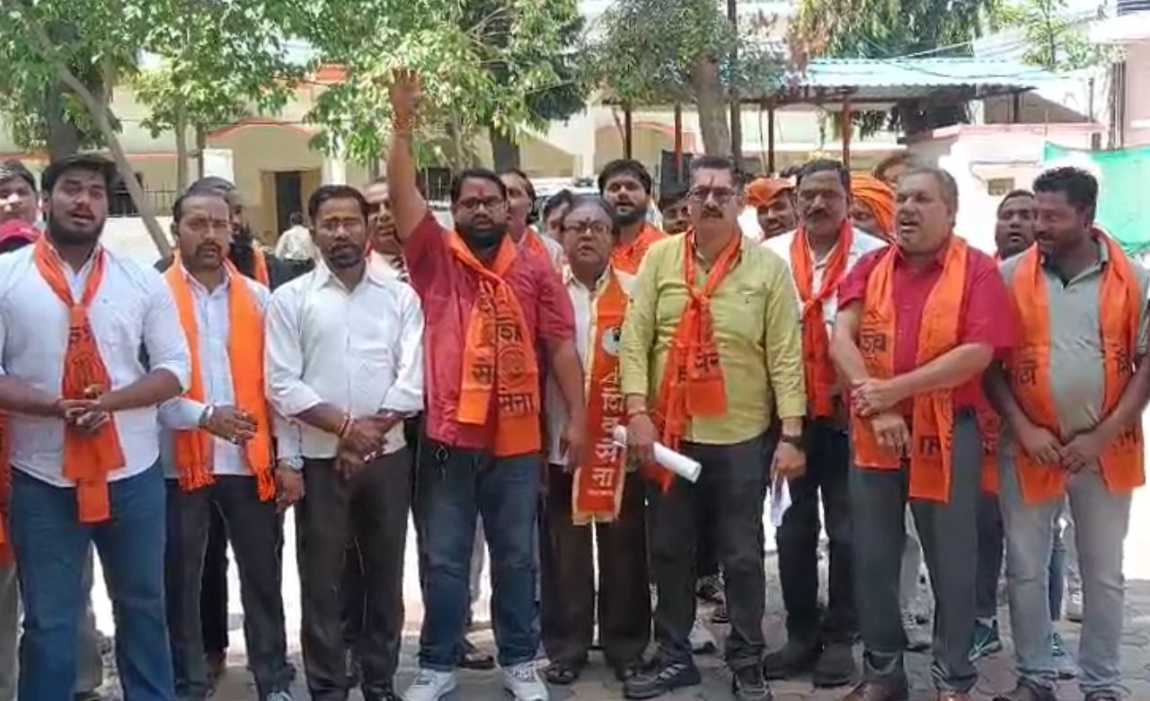 मुजफ्फरनगर में फीस के नाम पर ‘लूट’ का आरोप, सड़क पर उतरी शिवसेना, स्कूलों को दी ये चेतावनी