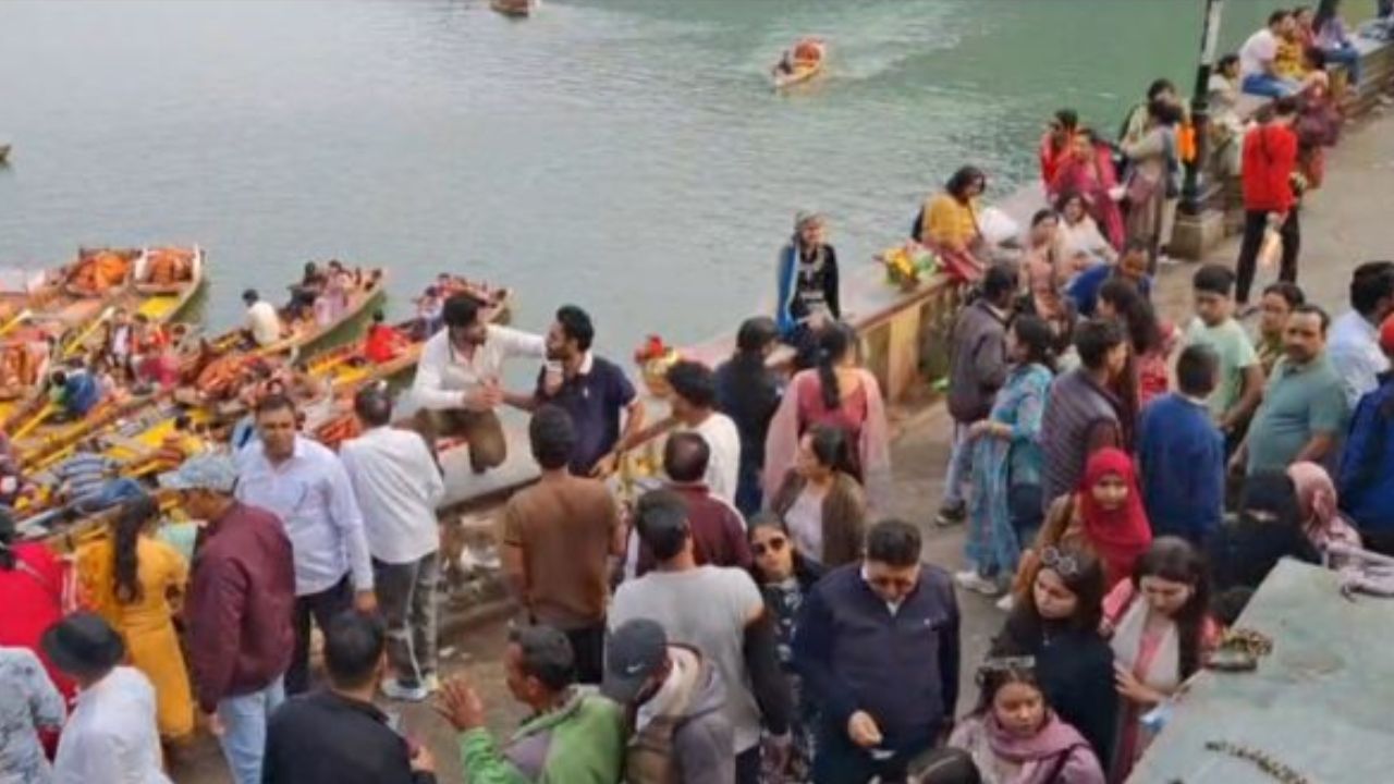 नैनीताल में वीकेंड पर ट्रैफिक का कहर! पर्यटक और स्थानीय दोनों फंसे; जाम और भीड़ ने शहर को बनाया चुनौतीपूर्ण