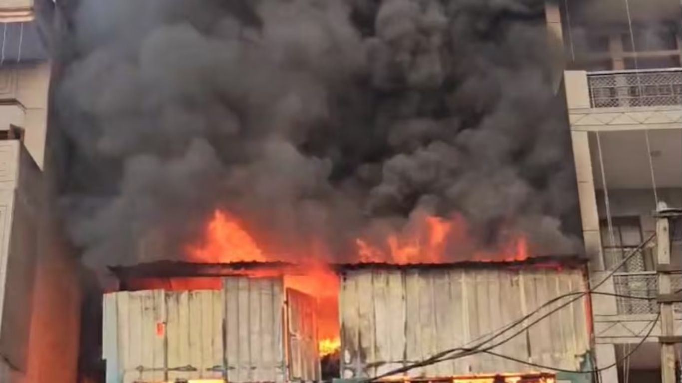 दिल्ली के नरेला इंडस्ट्रियल एरिया में जूता फैक्ट्री में लगी भीषण आग, लाखों का सामान जलकर खाक