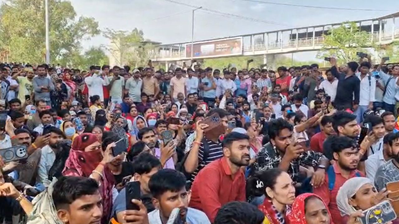 नोएडा में वेतन वृद्धि को लेकर मजदूरों का हल्लाबोल, की ये मांग