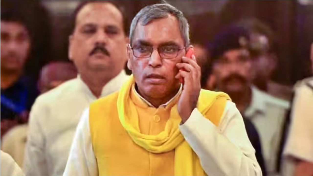 समन के बावजूद पेश नहीं हुए! कैबिनेट मंत्री ओमप्रकाश राजभर के खिलाफ गैरजमानती वारंट जारी