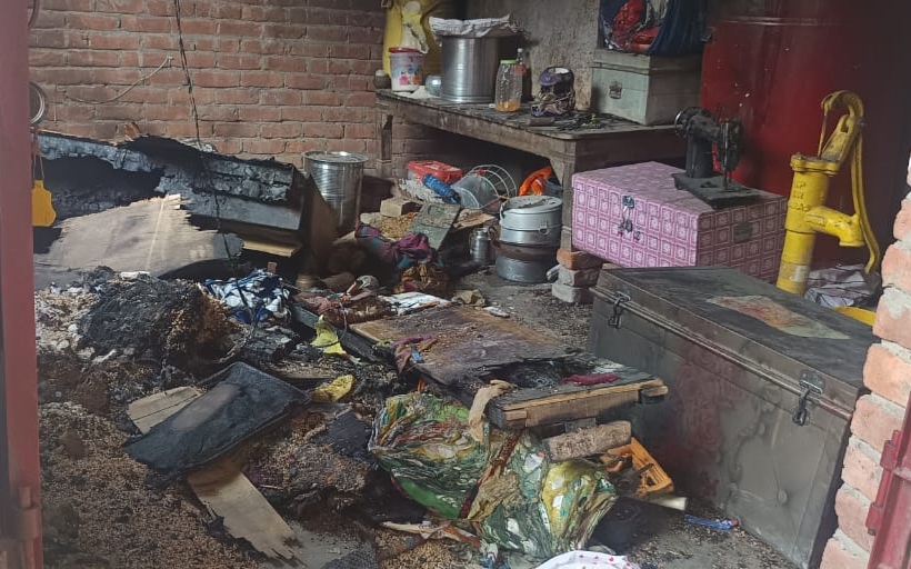 गोरखपुर :फोन पर धमकी, फिर घर में आग; सहजनवा के मुजौली में 6 लाख का सामान जलकर खाक