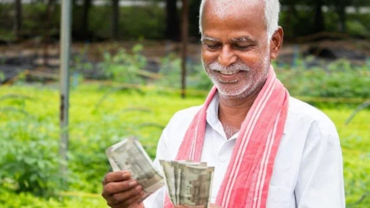 अगर आपने हाल ही में इस स्कीम के लिए रजिस्टर किया है और अभी तक अपना e-KYC पूरा नहीं किया है, तो इसे जल्द ही पूरा कर लें। अधूरी e-KYC से किस्त के पेमेंट में देरी हो सकती है। ज़मीन का वेरिफ़िकेशन और आपके बैंक अकाउंट से आधार लिंक होना भी ज़रूरी है। ये प्रोसेस समय पर पूरा करने वाले किसानों को ही अगली किस्त मिलेगी।  अगर आप जानना चाहते हैं कि आपका नाम बेनिफिशियरी लिस्ट में है या नहीं, तो आप घर बैठे ऑनलाइन चेक कर सकते हैं। सबसे पहले, ऑफिशियल PM किसान वेबसाइट pmkisan.gov.in पर जाएं। बेनिफिशियरी लिस्ट ऑप्शन पर क्लिक करें।