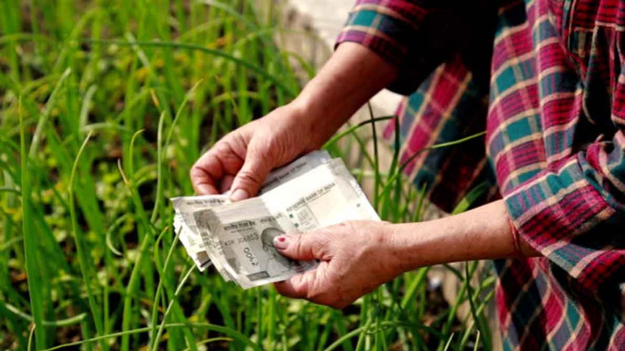 सिर्फ़ एलिजिबल किसान ही इस स्कीम का फ़ायदा उठा सकते हैं। इसके अलावा, कुछ ज़रूरी प्रोसेस पूरे करने होंगे। अगर कोई किसान इन शर्तों को पूरा नहीं करता है, तो उसकी किस्त के पेमेंट में देरी हो सकती है। इसलिए, समय पर सभी ज़रूरी फ़ॉर्मैलिटीज़ पूरी करना बहुत ज़रूरी है।  अगर आपने हाल ही में इस स्कीम के लिए रजिस्टर किया है और अभी तक अपना e-KYC पूरा नहीं किया है, तो इसे जल्द ही पूरा कर लें। अधूरी e-KYC से किस्त के पेमेंट में देरी हो सकती है। ज़मीन का वेरिफ़िकेशन और आपके बैंक अकाउंट से आधार लिंक होना भी ज़रूरी है। ये प्रोसेस समय पर पूरा करने वाले किसानों को ही अगली किस्त मिलेगी।