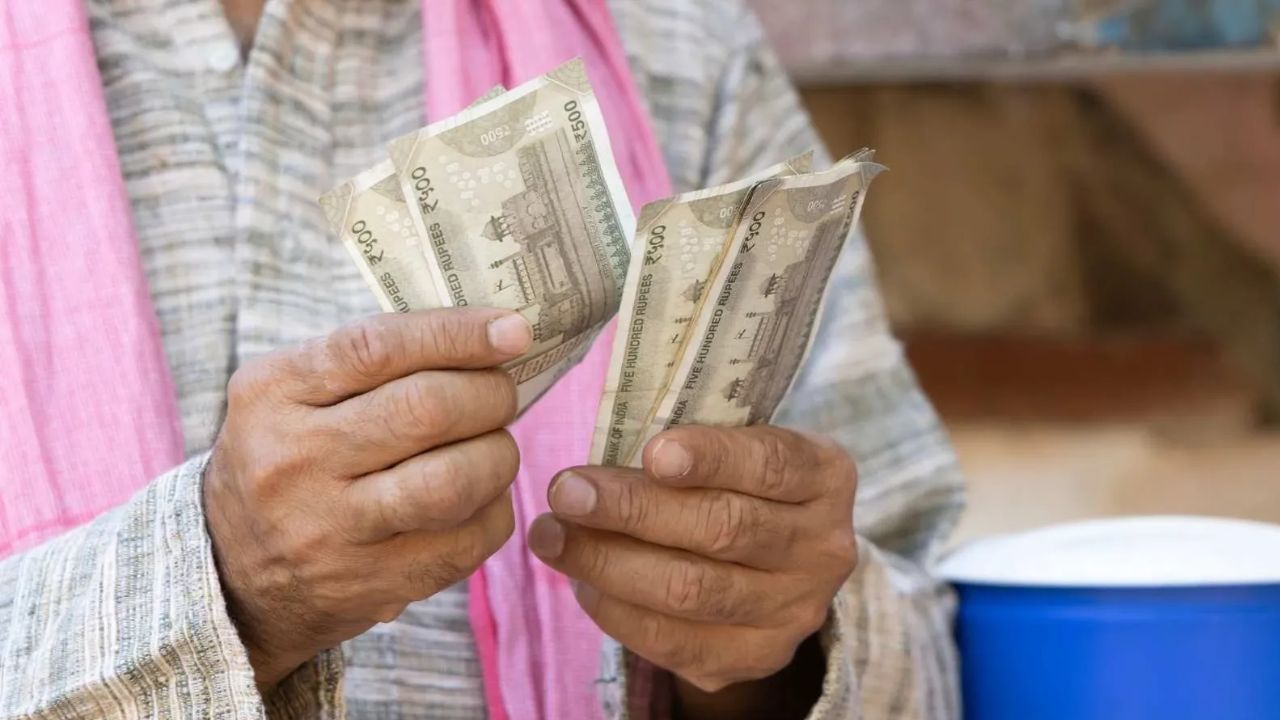 केंद्र सरकार अब टेक्नोलॉजी के ज़रिए खेती-बाड़ी की योजनाओं को पूरी तरह ट्रांसपेरेंट बनाने पर काम कर रही है। नई ज़रूरतों के मुताबिक, अगर किसान समय पर अपनी यूनिक फार्मर ID नहीं ले पाते हैं, तो वे ₹2,000 की फाइनेंशियल मदद खो सकते हैं। इसलिए, सभी किसानों को सलाह दी जाती है कि अगली किस्त की तारीख आने से पहले अपना पेपरवर्क पूरा कर लें।