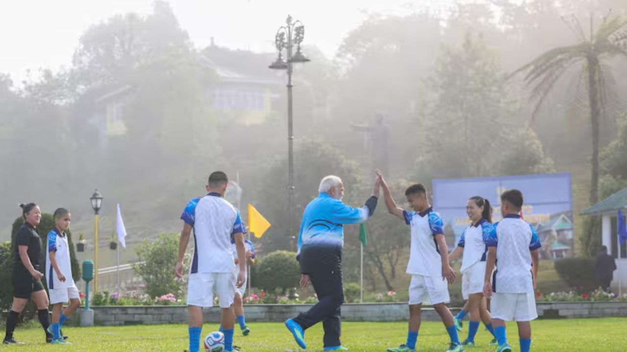 सिक्किम के अपने दो दिन के दौरे के दौरान, PM मोदी राज्य के 50वें राज्य स्थापना दिवस समारोह के समापन समारोह में हिस्सा लेंगे। PM मोदी कई विकास परियोजनाओं का उद्घाटन करेंगे, जिनकी कुल लागत ₹4,000 करोड़ से ज़्यादा है। आज, PM मोदी गंगटोक में स्थित ऑर्किडेरियम का भी दौरा करेंगे, जिसे राज्य की समृद्ध पारिस्थितिक और फूलों की विरासत को दिखाने के लिए एक विश्व-स्तरीय ऑर्किड अनुभव केंद्र के तौर पर विकसित किया गया है। PM मोदी पलजोर स्टेडियम में स्वर्ण जयंती समारोह के समापन समारोह में शामिल होंगे, जहाँ वे विभिन्न परियोजनाओं का उद्घाटन, शुभारंभ और शिलान्यास करेंगे।