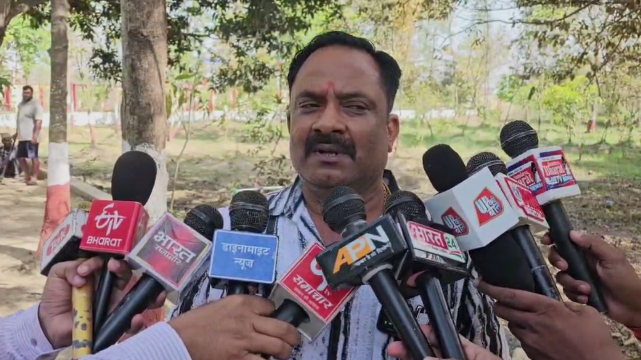 ग्राम पंचायत अधिकारी परमेश्वर दुबे को हटाने की मांग बनी विवाद की जड़! DPRO और प्रधान प्रतिनिधि आमने-सामने