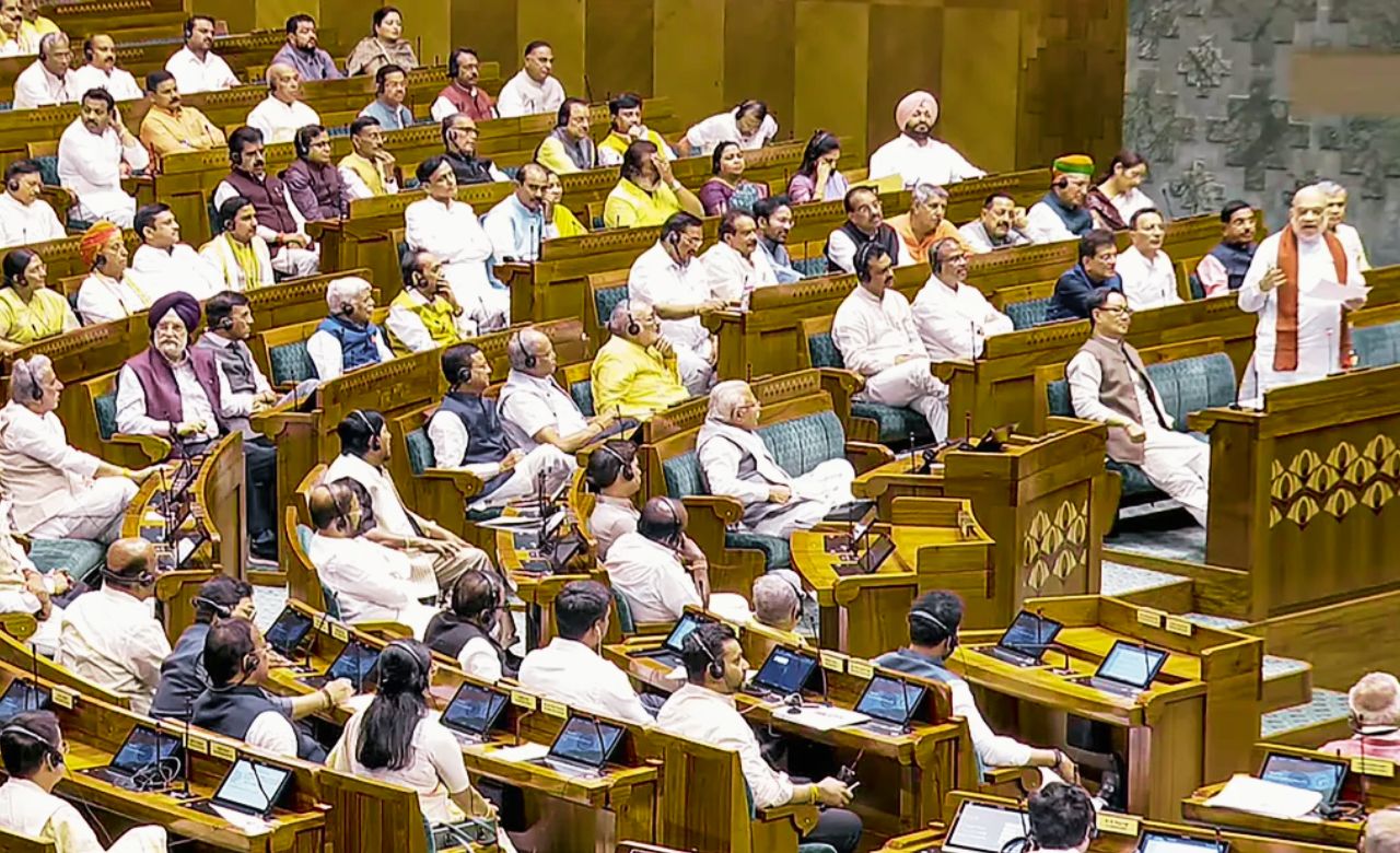 संसद में बहस के बीच आधी रात लागू हुआ महिला आरक्षण कानून 2023, आधिकारिक नोटिफिकेशन जारी हुआ , आज लोकसभा में होगी वोटिंग