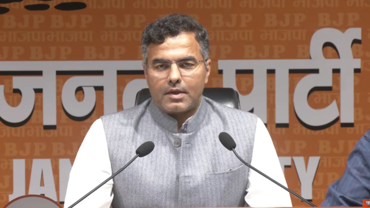 New Delhi: दिल्ली में प्रवेश वर्मा का अरविंद केजरीवाल पर बड़ा हमला, आप नेताओं के रहन-सहन पर उठाए सवाल