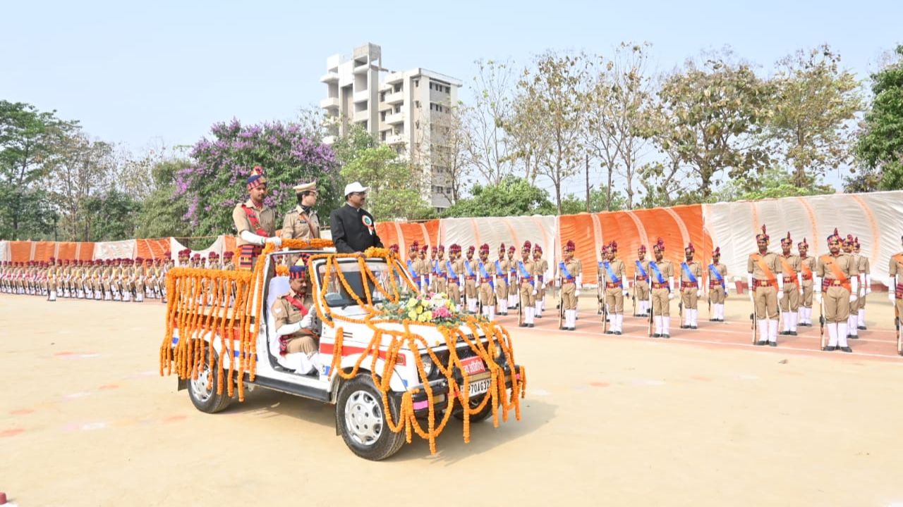 महराजगंज डीएम ने ली सलामी, रिजर्व पुलिस लाइन में 396 रिक्रूट्स की सिंग आउट परेड, अनुशासन और दक्षता का हुआ प्रदर्शन