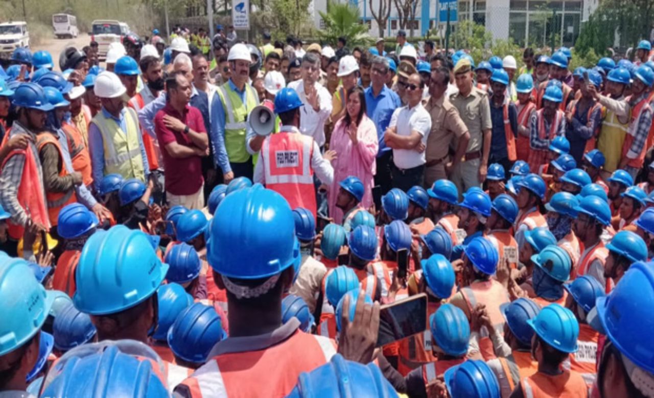 नोएडा से प्रयागराज तक फैली मजदूर आंदोलन की आग! बारा प्लांट में काम ठप