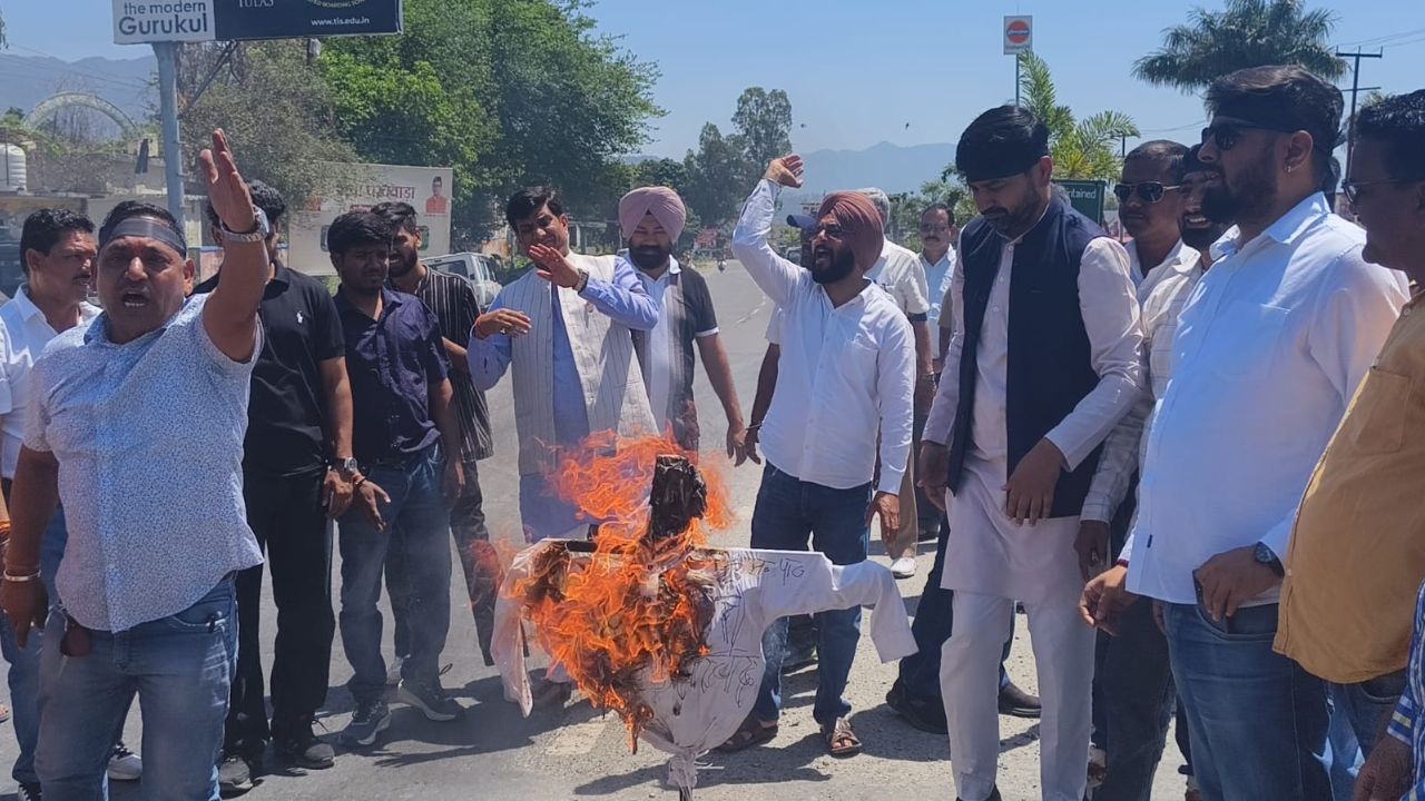 Dehradun News: काली पट्टी बांधकर ग्रामीणों का विरोध, पुतला दहन से बढ़ा तनाव
