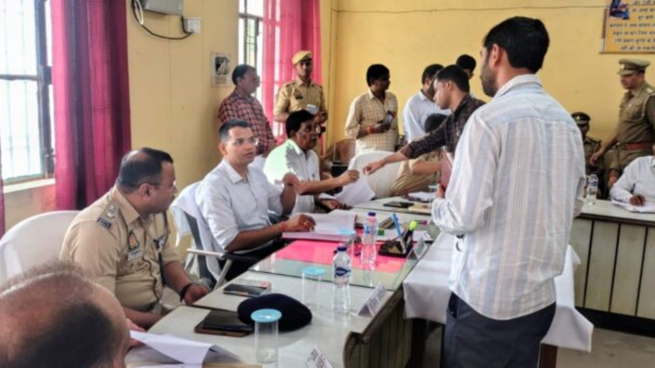 Balrampur: कागज से निकलकर जमीन पर पहुंचेगा इंसाफ, समाधान दिवस में डीएम-एएसपी ने सुनी जनता की पीड़ा