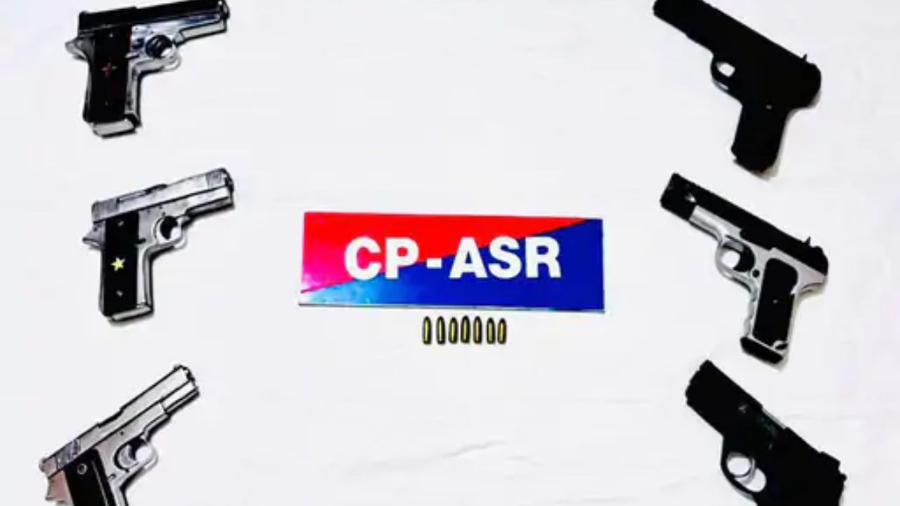 अमृतसर पुलिस ने सीमा पार हथियार रैकेट का किया भंडाफोड़, हथियारों के साथ 3 गिरफ्तार