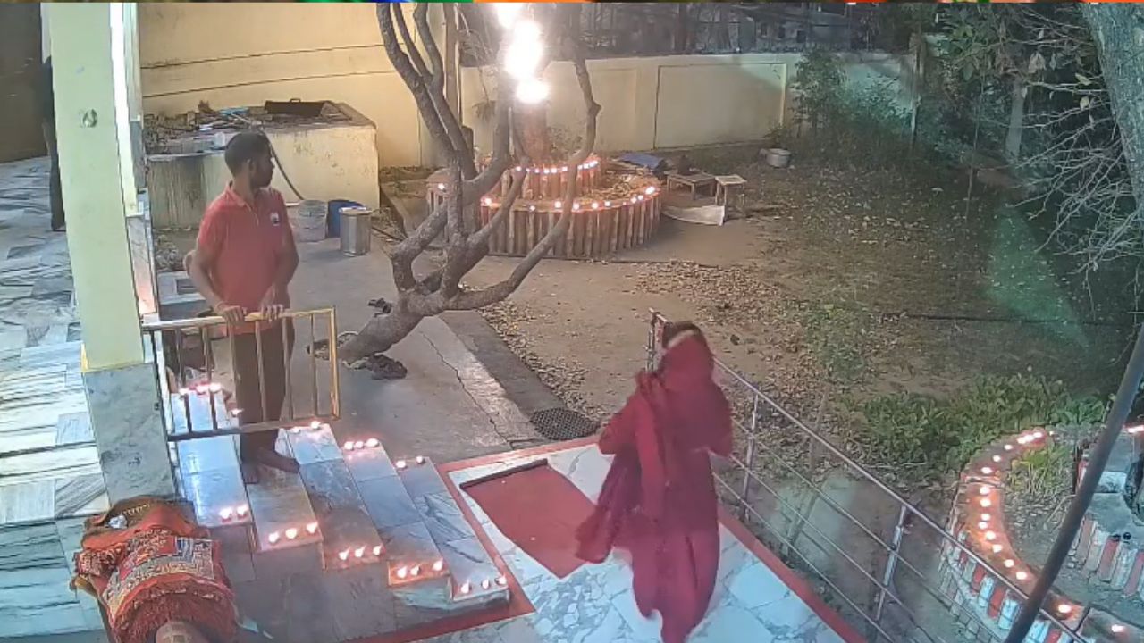 Raebareli Temple Theft: प्राचीन अभय दाता मंदिर से नकदी लेकर फरार युवक CCTV में कैद