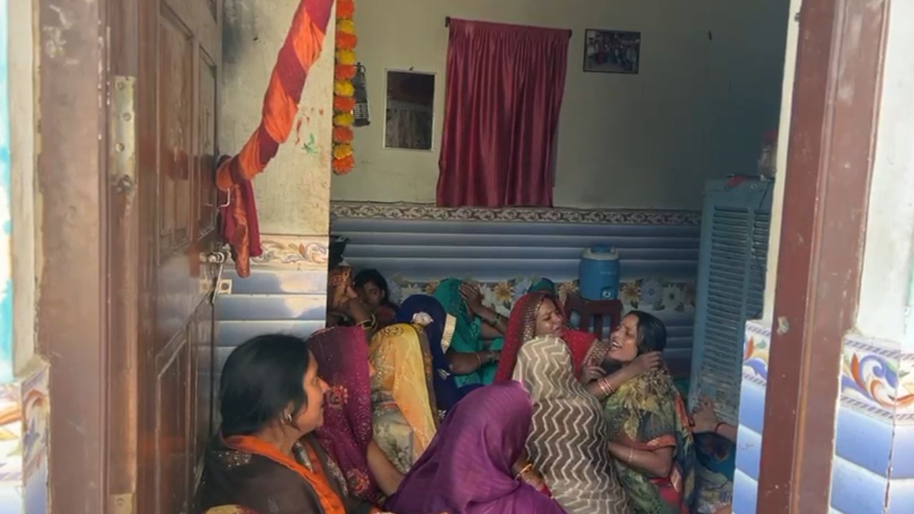 Maharajganj News: रेलवे ट्रैक पर मिला किशोर का शव, जांच में जुटी पुलिस