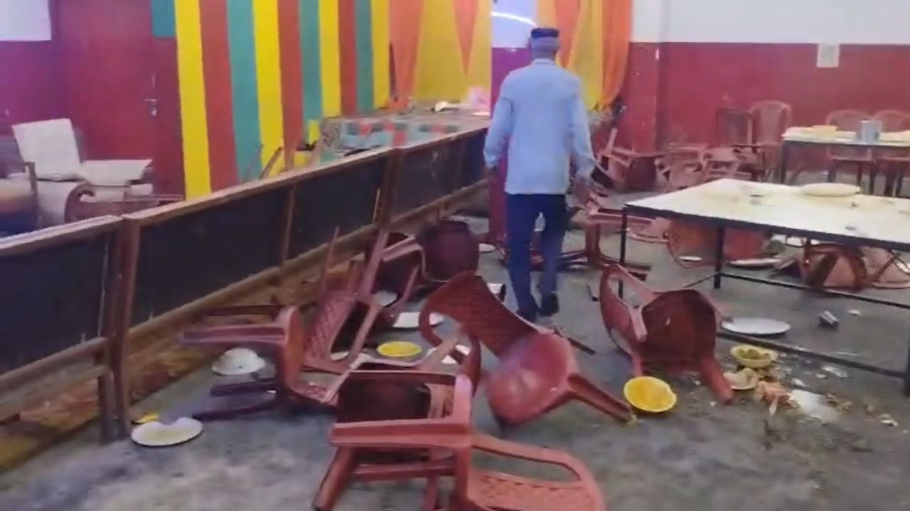 रामपुर के मैरिज हॉल में दो पक्षों के बीच बवाल, कुर्सियां और लाठी-डंडे चले; वीडियो वायरल