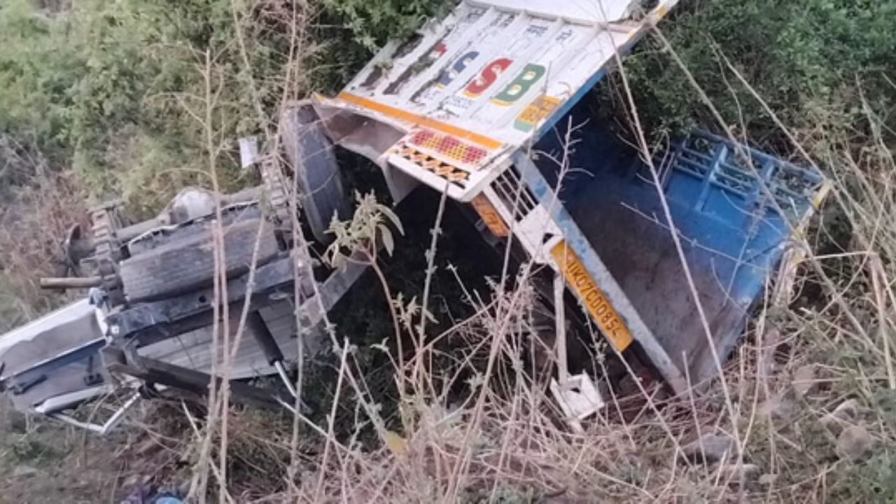 टिहरी में दर्दनाक सड़क हादसा, खाई में समाई पिकअप वाहन, दुर्घटना में चालक की मौत, पढ़िये पूरा अपडेट
