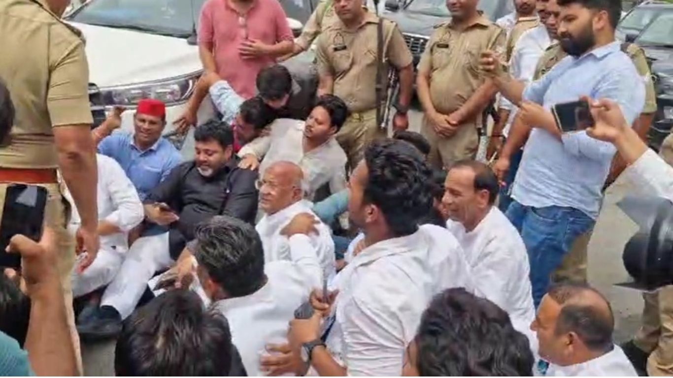 Nioda Protest: सपा डिलगेशन का DND फ्लाईओवर पर धरना, जेल चलो के नारे, पुलिस से टकराव; जानिये बड़े अपडेट