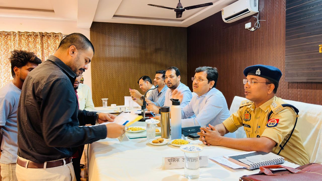 Maharajganj: CDO के सामने खुली हकीकत, विभागों की सुस्ती पर सख्त चेतावनी, क्या अब पूरी तरह बदलेगा सिस्टम?