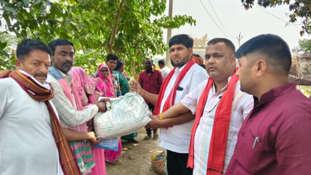 Balrampur: आग की लपटों ने उजाड़ा आशियाना, सपा ने बढ़ाया मदद का हाथ