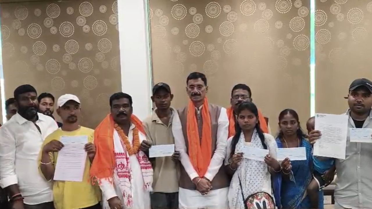 झारखंड: गुरुग्राम हादसे के मृतकों के परिजनों को दी सहायता राशि