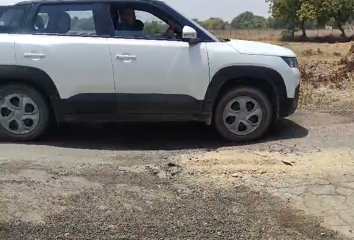 Raebareli News: प्रधानमंत्री ग्राम सड़क योजना से बनी सड़क धंसी, हादसे का खतरा बढ़ा