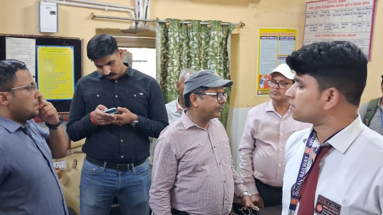 Kanpur Dehat: रेलवे स्टेशन का डीआरएम ने किया निरीक्षण, अव्यवस्थाओं पर जताई नाराजगी