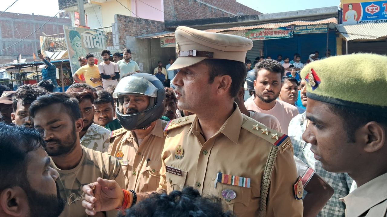 Siddharthnagar: मारपीट में घायल युवक ने दम तोड़ा, ग्रामीणों के साथ परिजनों ने किया प्रदर्शन