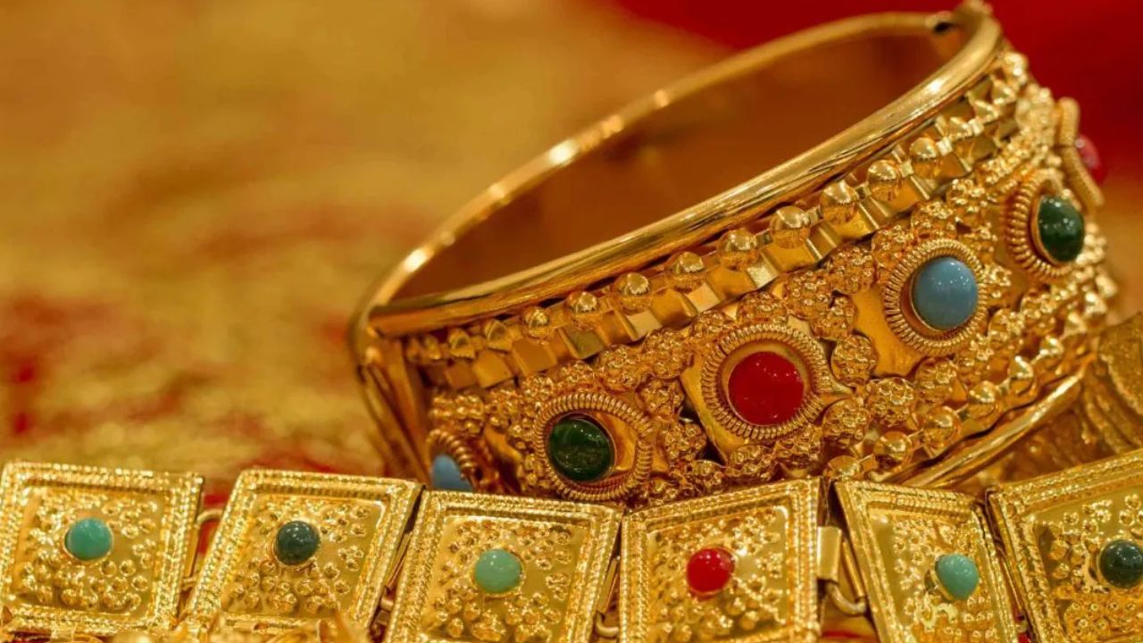 Gold Price: सोने में तेजी और चांदी में ठहराव ने बढ़ाई उलझन, जानिये यूपी के सर्राफा बाजार में क्या है रेट?