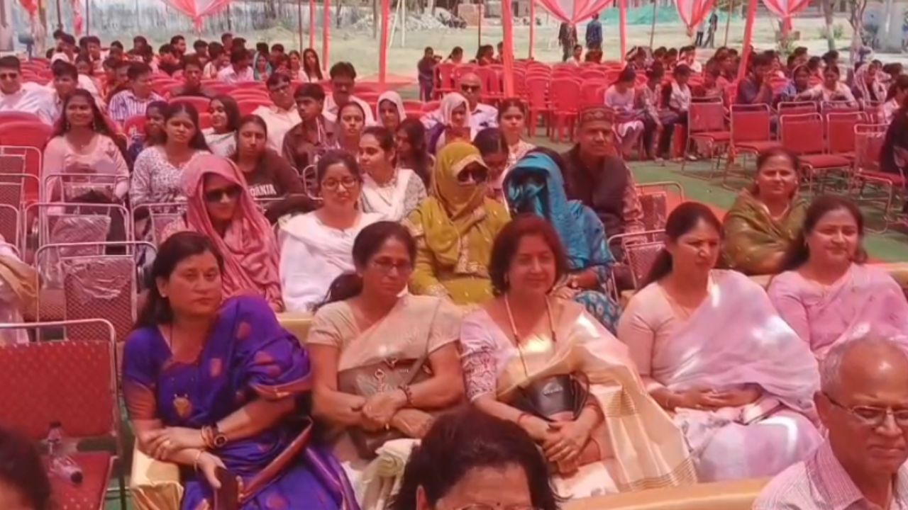 Dehradun: शहीद दुर्गा मल पीजी कॉलेज के रंगारंग सांस्कृतिक से बच्चों ने ऐसे मोहा मन