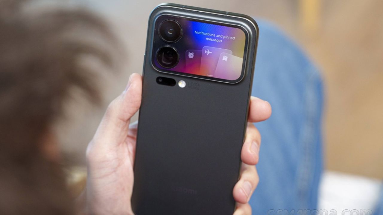 लीक्स के मुताबिक, Xiaomi 18 Pro मॉडल में पीछे की तरफ दो 200-मेगापिक्सल कैमरे मिल सकते हैं। वहीं स्टैंडर्ड मॉडल में एक 200MP पेरिस्कोप कैमरा दिए जाने की संभावना है। यह कैमरा सेटअप फोटोग्राफी के अनुभव को काफी बेहतर बना सकता है। इस सीरीज में लगभग 7000mAh की बड़ी बैटरी मिलने की उम्मीद है, जो पिछले मॉडल्स की तुलना में ज्यादा पावरफुल होगी। (Img- Internet)