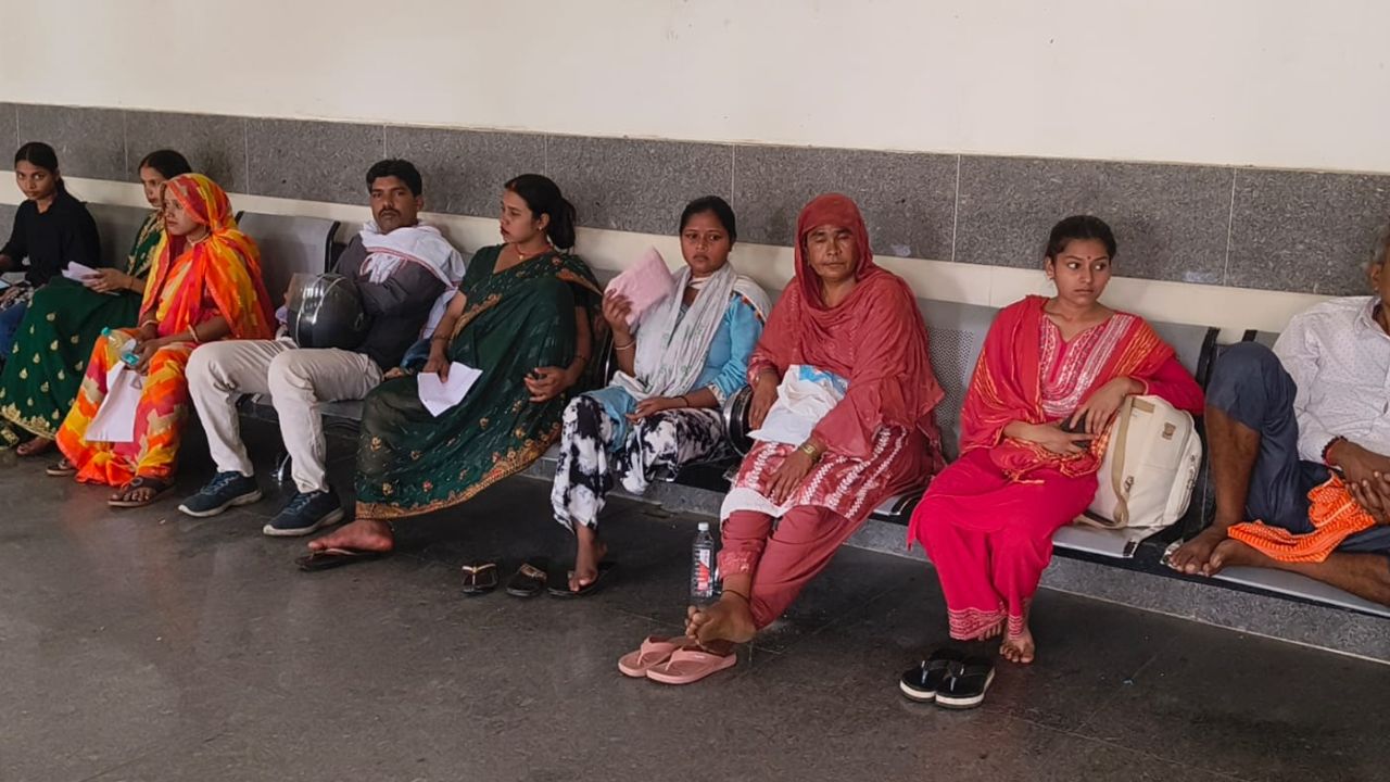 सोनभद्र मेडिकल कॉलेज में बिजली संकट: 12 घंटे से अस्पताल की सेवाएं ठप, मरीज बेहाल