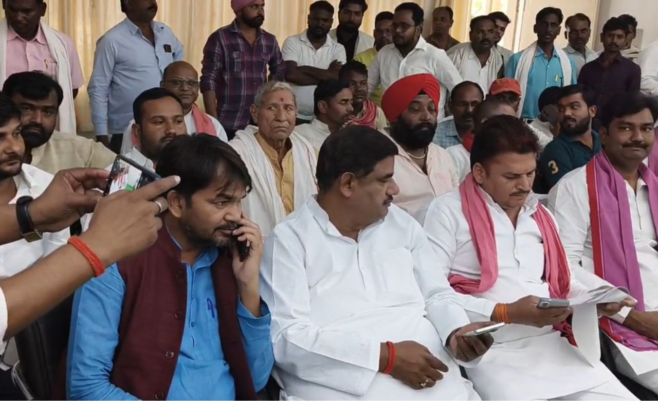 सोनभद्र में खनन विवाद बना हिंसा की वजह, सपा नेता से मारपीट का आरोप; प्रतिनिधिमंडल ने डीएम से लगाई गुहार