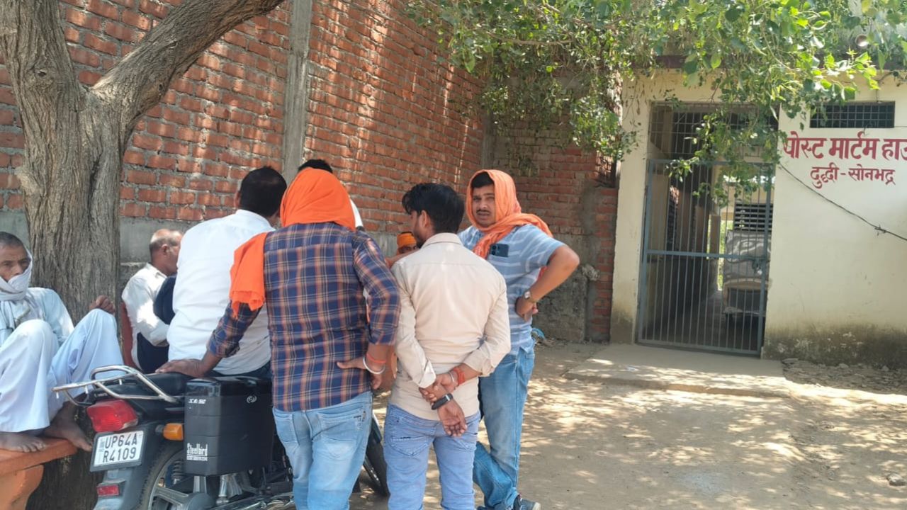 Sonbhadra: रेलवे पटरी पर ऐसा क्या दिखा कि ग्रामीण सकते में आ गए और परिवार में मची चीख-पुकार