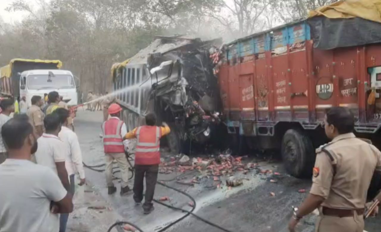 हाईवे बना ‘आग का मैदान’! टक्कर के बाद जलते ट्रकों में जिंदा फंसे रह गए चालक