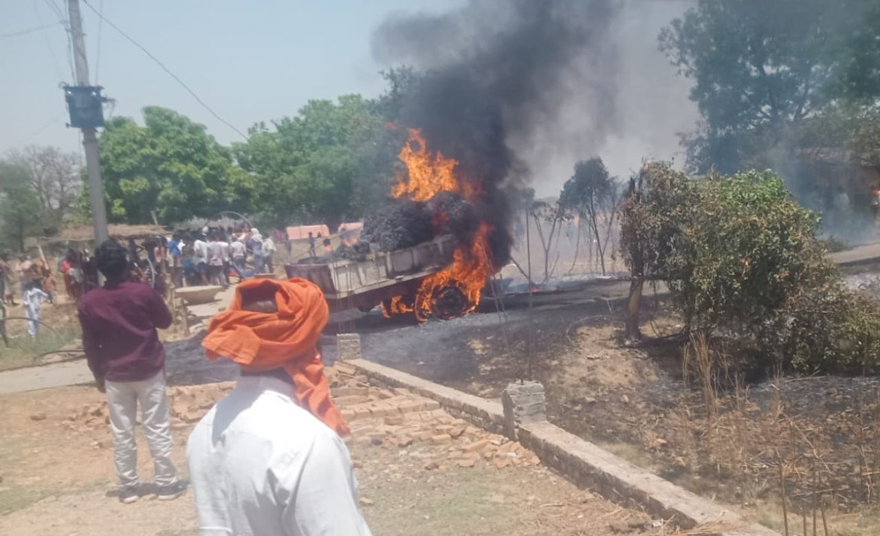 सोनभद्र में बिजली की चिंगारी से भड़की आग, सैकड़ों बोझ गेहूं राख, पशु भी झुलसे