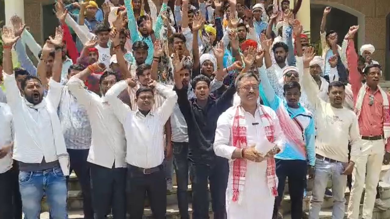 Sonbhadra Protest: स्मार्ट मीटर के विरोध में कलेक्ट्रेट पर गरजे किसान-नौजवान, पुराने मीटर लगाने की मांग