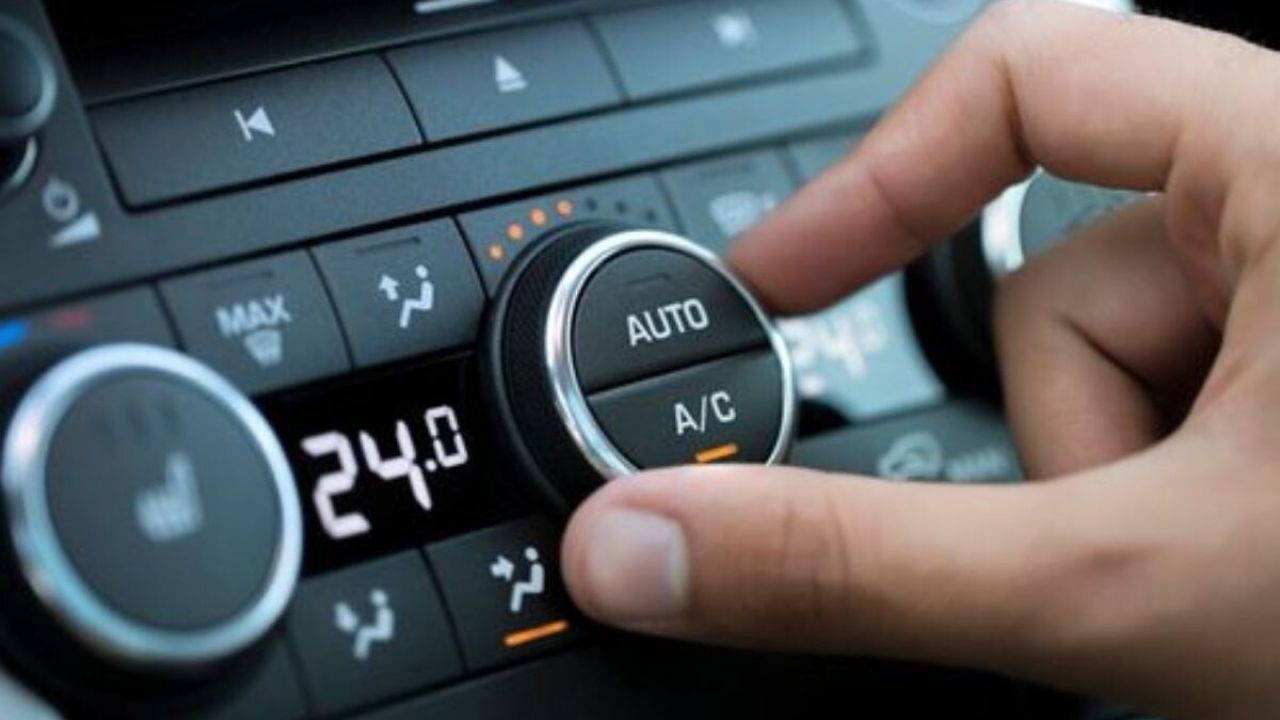 Re-circulation Mode का इस्तेमाल भी काफी फायदेमंद होता है। यह बाहर की गर्म हवा को रोककर अंदर की ठंडी हवा को ही सर्कुलेट करता है, जिससे AC की क्षमता बढ़ती है और ईंधन की बचत होती है। (Img- Internet)