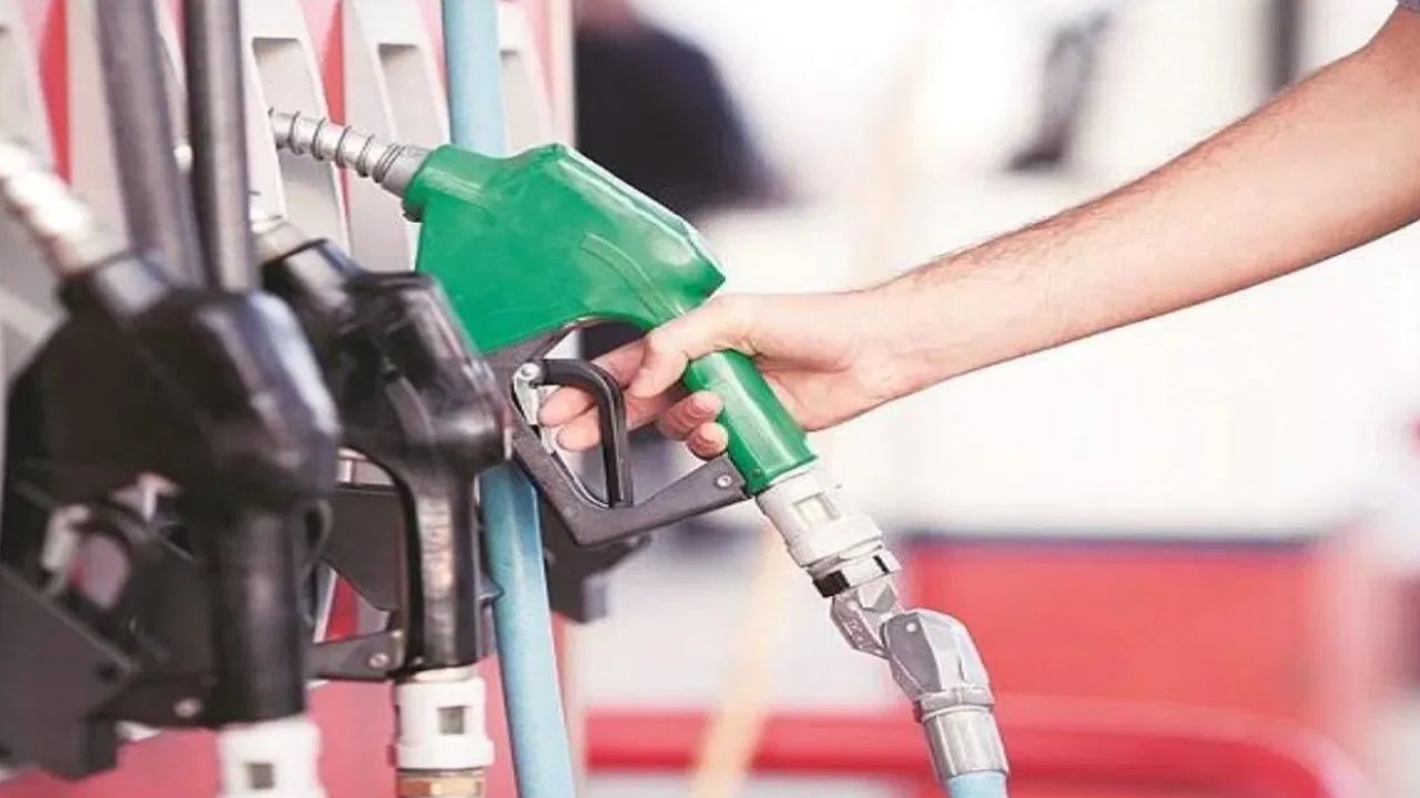 Fuel Hike: कच्चे तेल की कीमतों में रिकॉर्ड उछाल, क्या अब बढ़ेंगे पेट्रोल-डीजल के दाम?