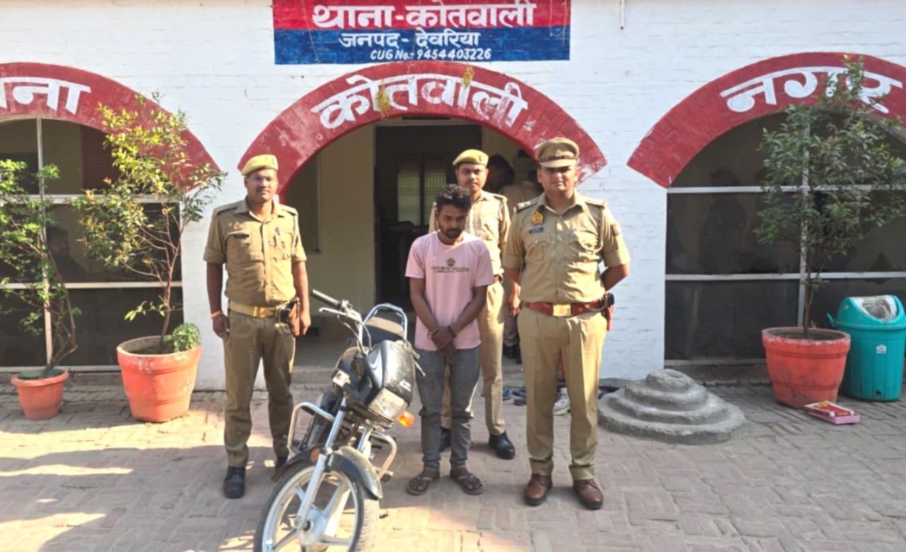Deoria: चोरी का खुलासा, मोटरसाइकिल सहित आरोपी  गिरफ्तार