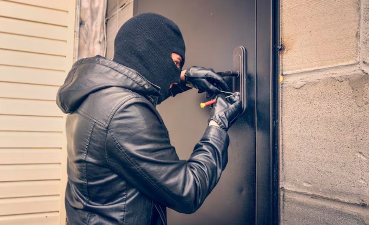 Gorakhpur: बेलघाट में ग्रामीणों का फूटा गुस्सा, चोरी की फिराक में घूमते नाबालिग को दबोचा; कई वारदातों के खुलासे की उम्मीद