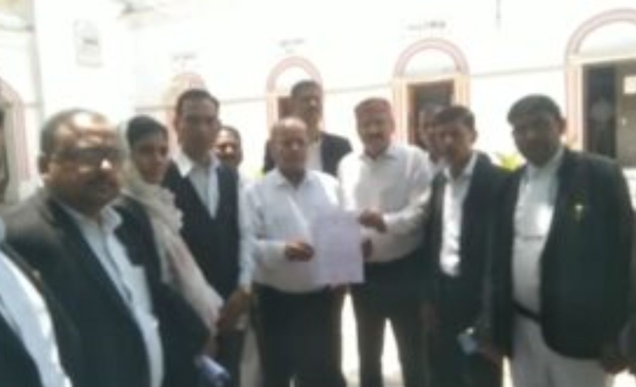 मिर्जापुर: अधिवक्ता हत्या के विरोध में वकिलों ने सौंपा ज्ञापन
